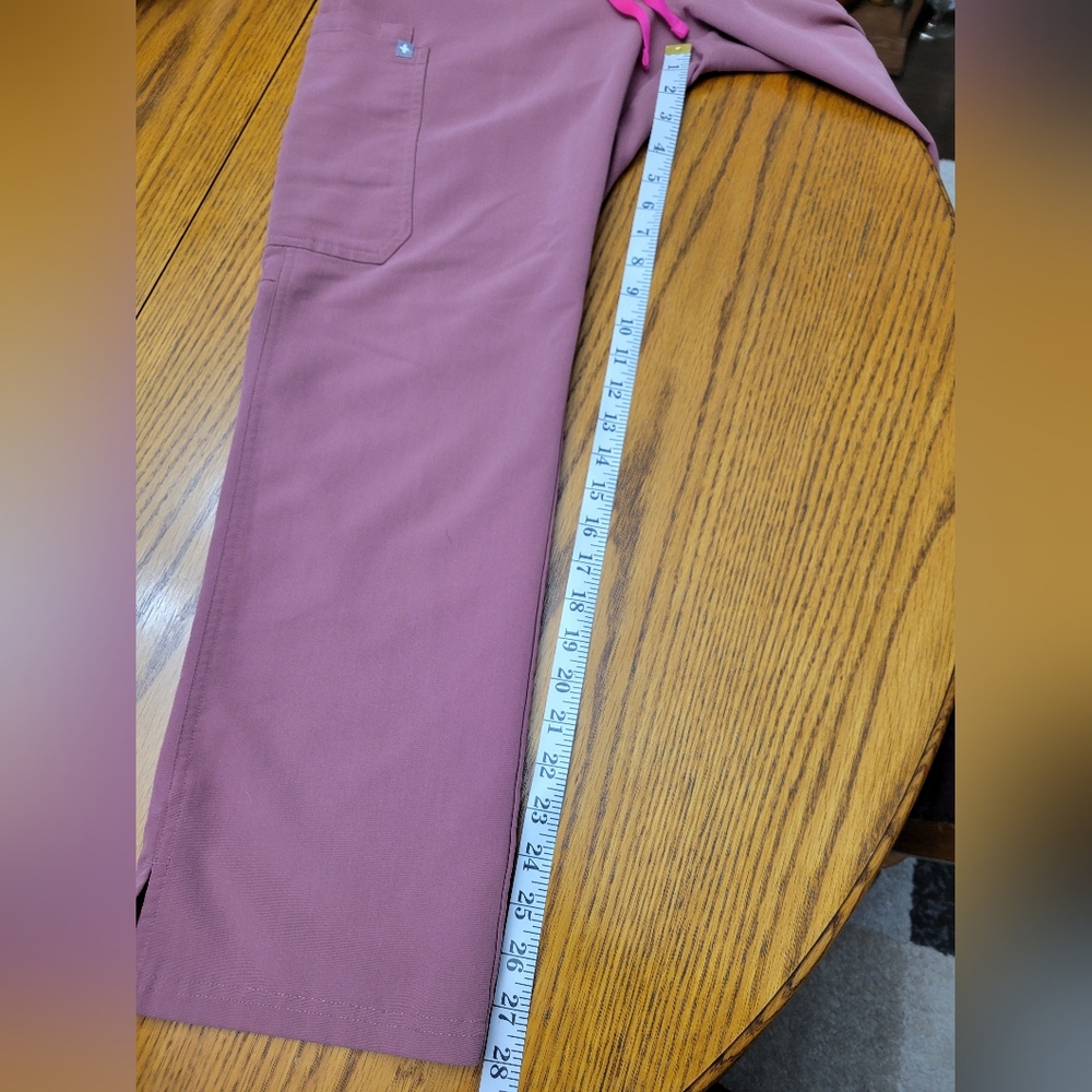 FIGS Scrubs Set Rafeala Oversized Top Kade Pants Mauve Size Medium Petite - Picture 12 of 12